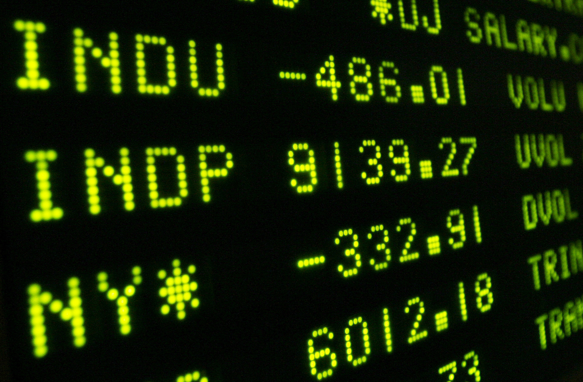 An electronic board shows the closing numbers of the New York Stock Exchange on November 5, 2008.